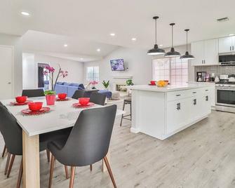 The Topanga Village Retreat -Heart of the Valley - Woodland Hills - Dining room