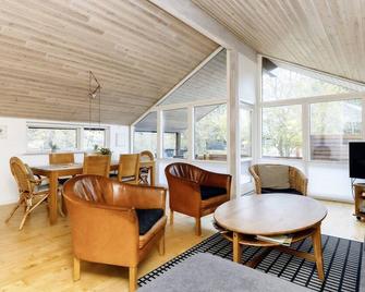 Beautiful Holiday Home in Rødby With Sauna - Rodby - Huiskamer