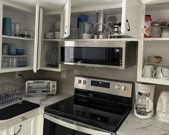 Spacious Mother-In-Law Basement Apartment -One mile from Hill AFB - Clearfield - Kitchen
