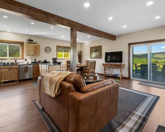 The Barn House: Your Perfect Montana Retreat - Gallatin Gateway - Sala de estar