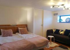 Ett rums lägenhet med egen ingång, parkering - Örebro - Bedroom