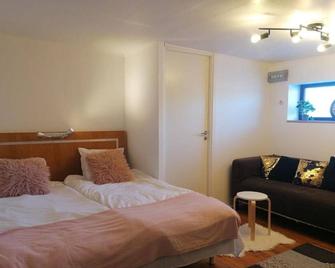 Ett rums lägenhet med egen ingång, parkering - Orebro - Chambre