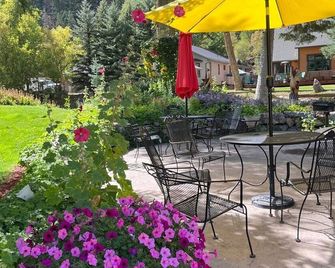 Rivers Edge Motel Lodge & Resort - Ouray - Patio