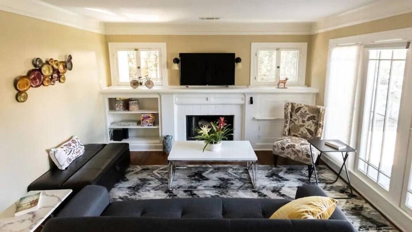 Updated 2br House In Glendale With Private Fenced Yard & Parking (P2)