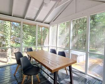 Dog friendly w/private hot tub, firepit & outdoor space near Warren Dunes - Sawyer - Dining room