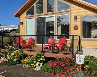 Newly Renovated,immaculate Ocean View Cottage. Walking Distance To The Beach! - Netarts - Patio