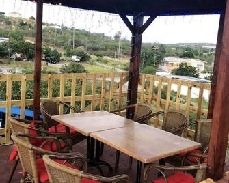 Casa Bienvenida Vlakbij Strand, Optie Huurautos Voor 29usd Pd Of 4x4 60 Pd - Willemstad - Balcony