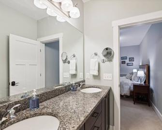 Base Camp at Village Walk E - Stowe - Bathroom