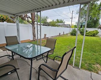 Old Town Modern 2bed/1bath home with patio & yard - Pocatello - Patio