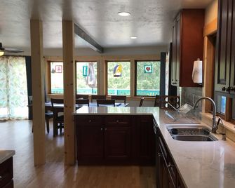 Corbett Lane Chalet Main House - Coram - Kitchen
