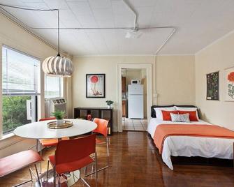 The 1925 - Monthly Rental - Walk Everywhere - Fayetteville - Bedroom