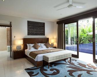 5br Luxury Villa, 9min Walk To Jimbaran Beach! W/Spacious Swimming Pool! - South Kuta - Camera da letto