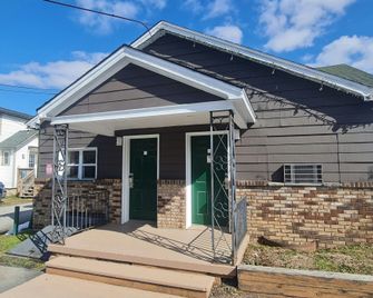 Werry's Cottages Motel & Pub by OYO East Stroudsburg Poconos - East Stroudsburg - Building