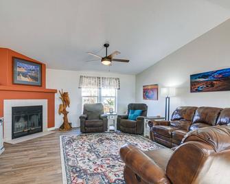 13 Mi to Lake Powell: Mtn-View Home w/ Deck & BBQ - Big Water - Sala de estar