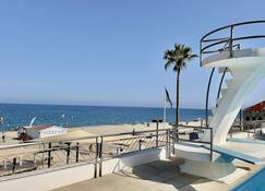 Castle Beach House Luxury Beachfront Villa - Málaga - Balkon