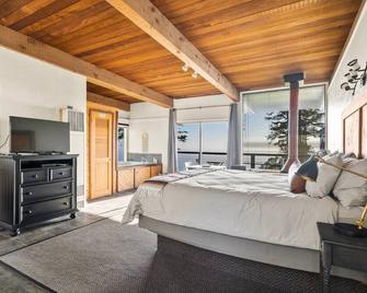 Driftwood Lodge~5 BR/7 Bath~30-acre Private Estate - Jenner - Bedroom