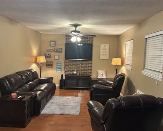 Cozy 1-bedroom apartment in Hartwell with WiFi, AC, lake access. Sleeps 5. - Hartwell - Living room
