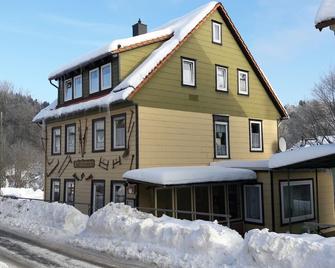 Ferienhaus mit Blockhaussauna bis 19 Pers., Parkplätze am Haus - Clausthal-Zellerfeld - Gebäude