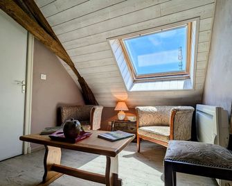 Cozy room with sitting area and breakfast included - Châteauroux - Living room