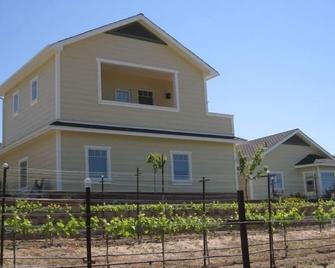 Vineyard Guest House, Fabulous Views and Covered Parking - El Paso de Robles - Edificio