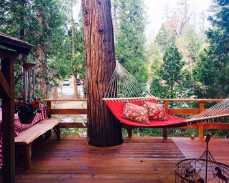 5 Star Strawberry Corner Classic Cabin On Creek, 1 Minute Walk To Village! - Idyllwild - Patio