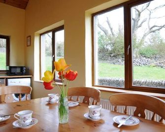 Griffins Holiday Cottage - دينغل - غرفة طعام