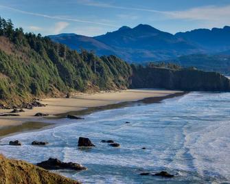 Dog-friendly loft with patio, WiFi, & fireplace - one block from the beach - Cannon Beach - Beach