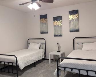 Queen's Quarters : 3 bedroom/ 1 bath Townhome, Centrally Located. - Kirksville - Ložnice