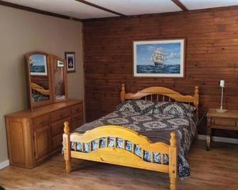 Peaceful cozy cottage next to Welshtown Lake with fire bit in the back yard. - Shelburne - Bedroom