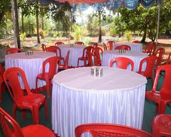 Red Roof Farmhouse - Chiplūn - Restaurant