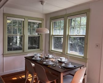 Newly renovated beach house in Fair Harbor, Fire Island. Ultrafast Verizon Fios. - Fire Island Pines - Comedor