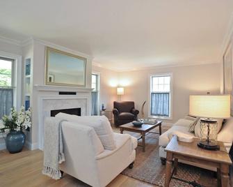 Best Town Washington! Poshpadsct\'51 Senff\' 2hrs-Nyc Mint 5br, Ski, Bbq, Hottub! - Washington - Living room