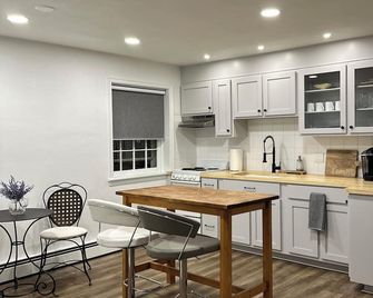 New! Lux 1br Apt At Square In Downtown Ephrata With Wifi, Mini Splits - Ephrata - Kitchen