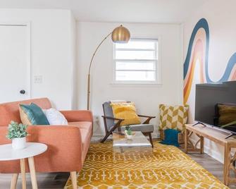 Retro Retreat renovated 2BR, desk, no chore list! - Kingston - Living room
