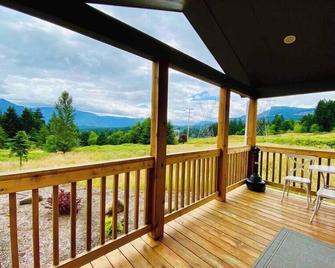 Creekside Cabin with Scenic Views at Maple Way Cabins - Stevenson - Balcón