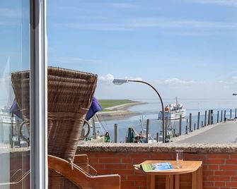 Heimathafen über dem Hafen - Pub - Pellworm - Balkon