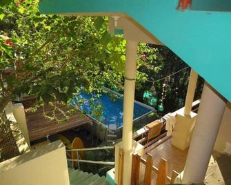 Burnt Toast Surf Camp - Hostel - Nosara - Balkon