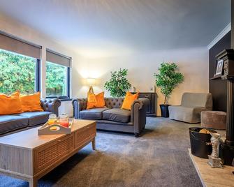 Opulent, relaxing home with Hot Tub - Fochabers - Living room