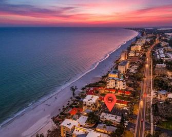Beach and sunset view from your balcony - Longboat Key - Playa