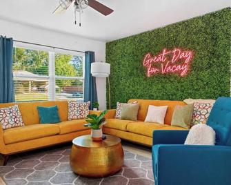 Pets Ok! Heated Pool Mins To 3 Sisters Spring! - Crystal River - Living room