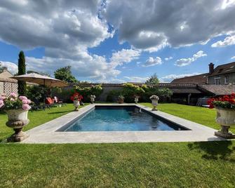 Large Chambre D'hotes Family Suite For One To Four People With Swimming Pool - Ury - Zwembad