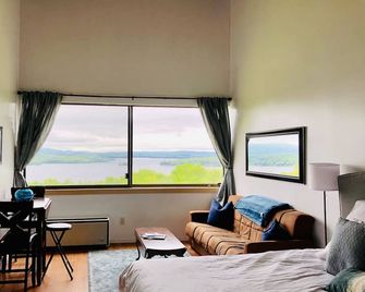 Breathtaking views! Kitchen! King bed! Summer Concerts! - Laconia - Wohnzimmer