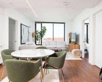 Back-Bay Upscale Central Condo Rooftop & Parking - بوسطن - غرفة طعام