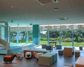 Tops 10 Gangneung Hotel - גאנגנאונג - טרקלין