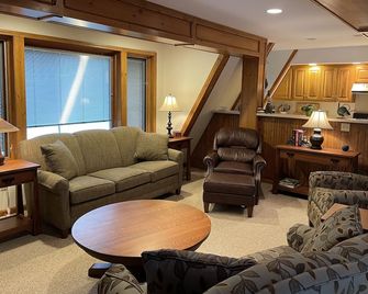 Family Cottage North Shore of Big Glen Lake - Glen Arbor - Living room
