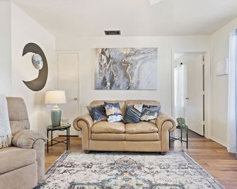 2-bedroom apartment in delightful Killeen with WiFi, AC - Killeen - Living room