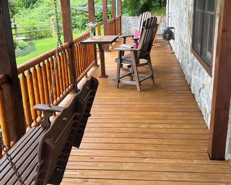 Awesome mountain escape with long range Mountain views with stunning sunsets! - Maggie Valley - Балкон