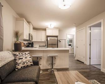 Cozy one bedroom suite with a pullout in the living room. - Lethbridge - Kitchen