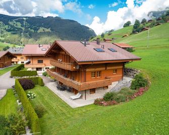 Chalet Alia and Apartments-Grindelwald by Swiss Hotel Apartments - Grindelwald - Budynek