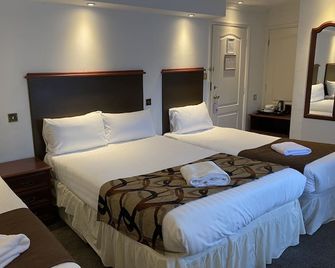 The George Hotel - Reading - Bedroom